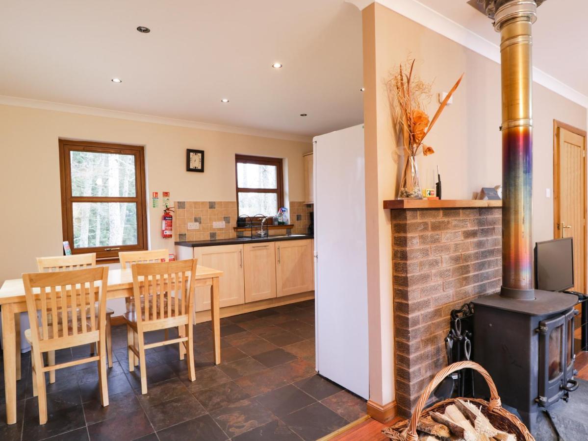 Fersit Log Cottage Roybridge Exterior photo